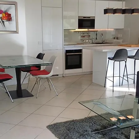 Appartement 3 Pieces Climatisees Dans Avec Piscine *
